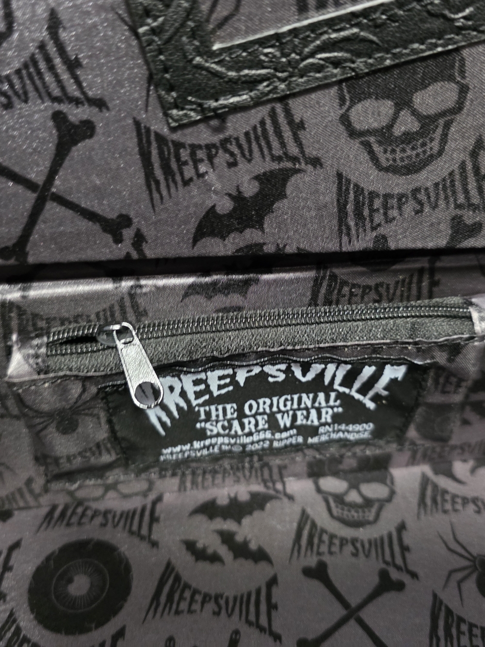 Kreepsville 666- Black Coffin-Shaped Crossbody Bag with Chain Strap - Picture 5 of 11